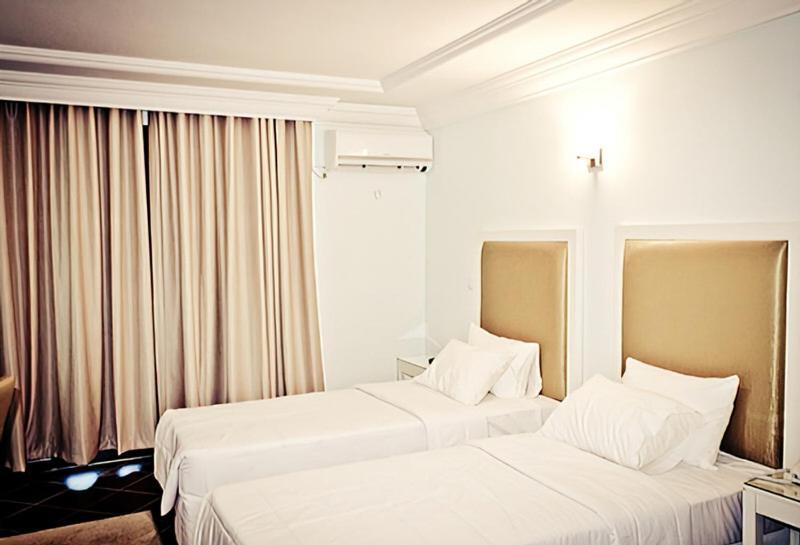 Hotel Raya Tichy Ngoại thất bức ảnh
