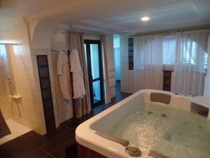 Hotel Raya Tichy Ngoại thất bức ảnh
