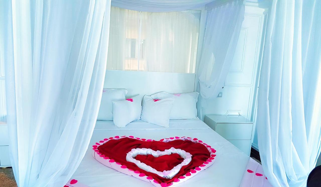 Hotel Raya Tichy Ngoại thất bức ảnh