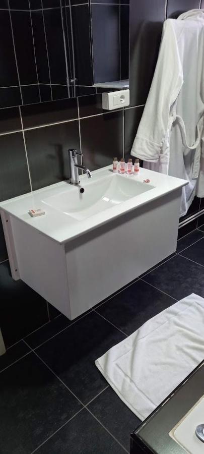 Hotel Raya Tichy Ngoại thất bức ảnh